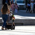 Padres de bebés nacidos por gestación subrogada y feministas convocan actos opuestos este sábado en Madrid