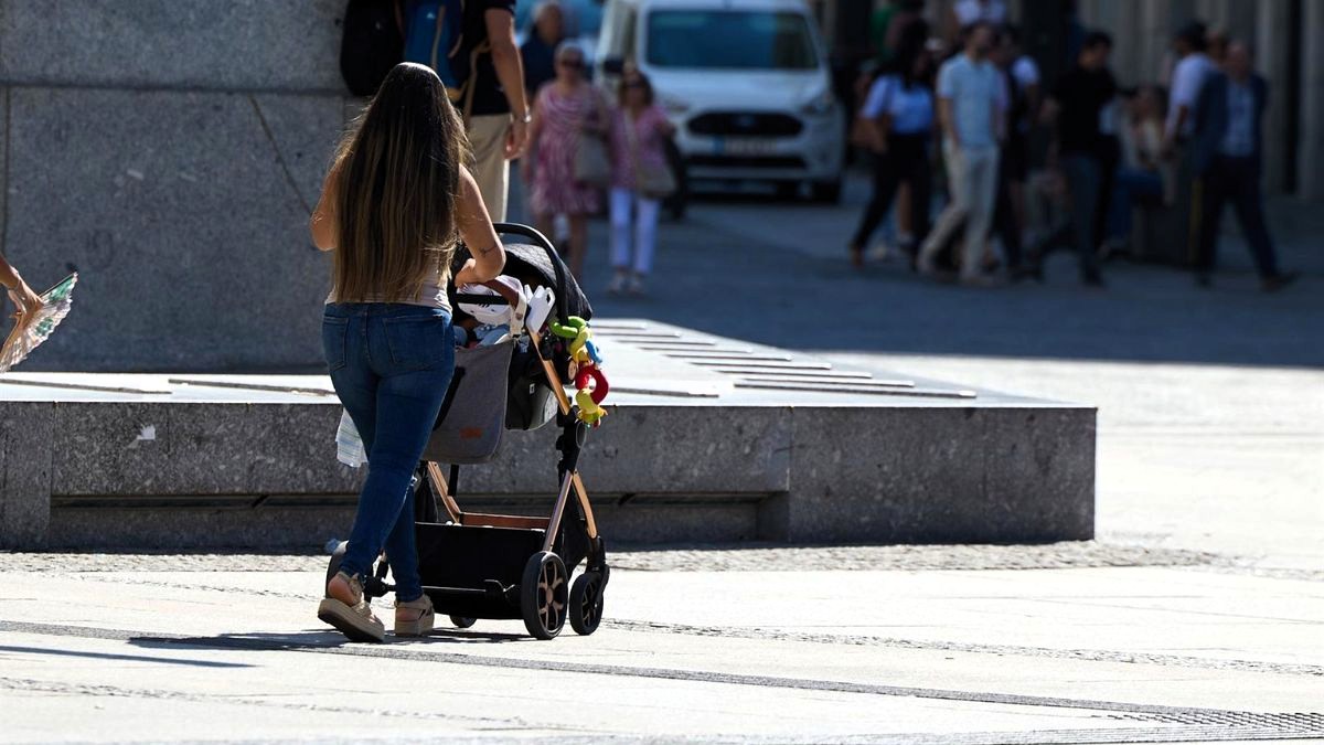 Padres de bebés nacidos por gestación subrogada y feministas convocan actos opuestos este sábado en Madrid