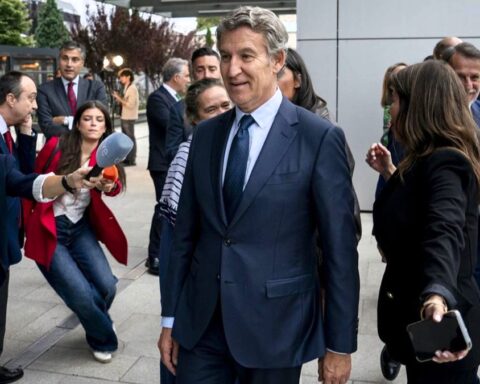 Feijóo dice que hay 550.000 inmigrantes recibiendo ayudas sin trabajar y rechaza una regularización masiva incondicional