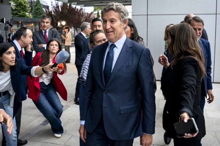 Feijóo dice que hay 550.000 inmigrantes recibiendo ayudas sin trabajar y rechaza una regularización masiva incondicional