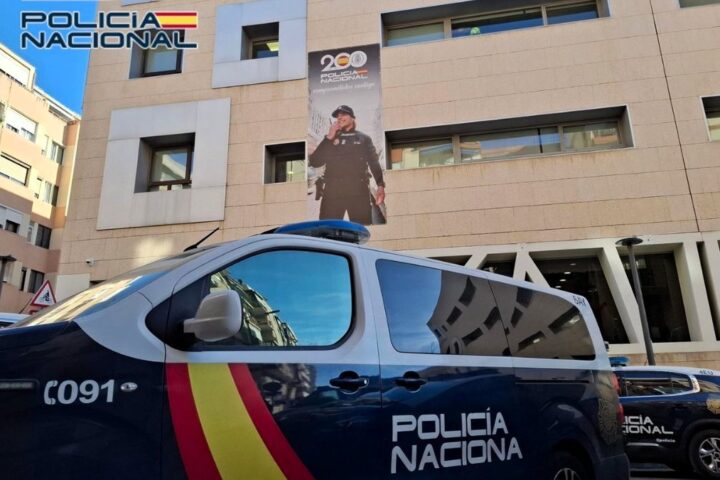 Un mendigo roba 4.000 euros en joyas y dinero a una mujer que lo acogió en su casa por caridad