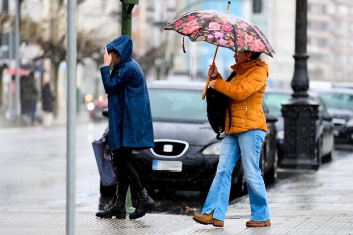 Lluvias, tormentas y oleaje activan este martes las alertas en 14 provincias, cinco de ellas con aviso naranja