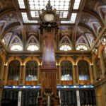 Los inversores extranjeros son los dueños de casi la mitad del capital que se mueve en la Bolsa española, en la que cae a mínimos el peso de las familias