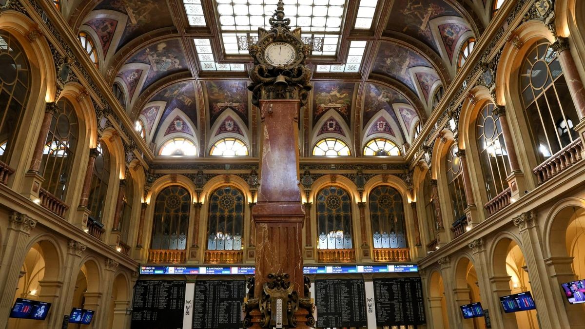 Los inversores extranjeros son los dueños de casi la mitad del capital que se mueve en la Bolsa española, en la que cae a mínimos el peso de las familias