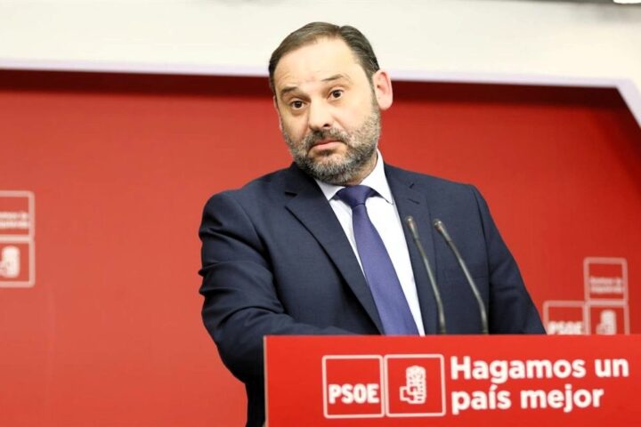 La UCO revela que el PSOE pagó en sobres al exministro Ábalos: "Ya tengo el sobre de Ferraz"