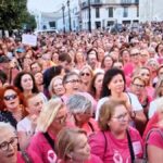 El clamor social y político por el escándalo del cribado del cáncer de mama obliga al Gobierno andaluz a cortar cabezas