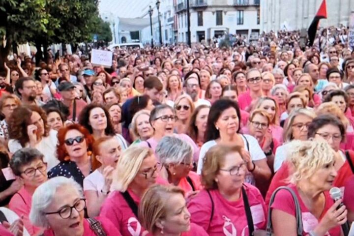 El clamor social y político por el escándalo del cribado del cáncer de mama obliga al Gobierno andaluz a cortar cabezas