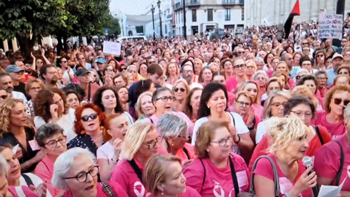 El clamor social y político por el escándalo del cribado del cáncer de mama obliga al Gobierno andaluz a cortar cabezas