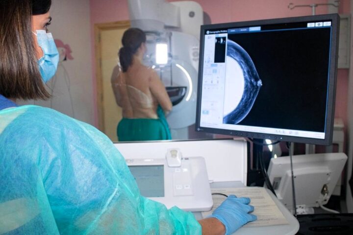 La Fiscalía investiga por qué Andalucía no informó a 2.000 mujeres que sus pruebas de cáncer de mama eran dudosas o positivas