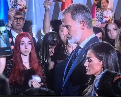 El dolor y las lágrimas bañan el homenaje de Estado a las víctima de la dana, que culpan de la tragedia a quien "omitió su deber"
