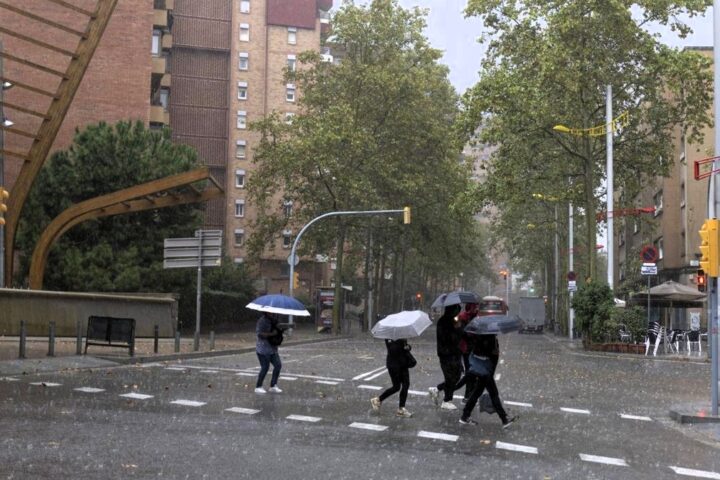 La inestabilidad por lluvias y tormentas provoca avisos en trece provincias