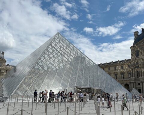 Francia reconoce fallos de seguridad tras el robo de joyas de valor incalculable en el Louvre