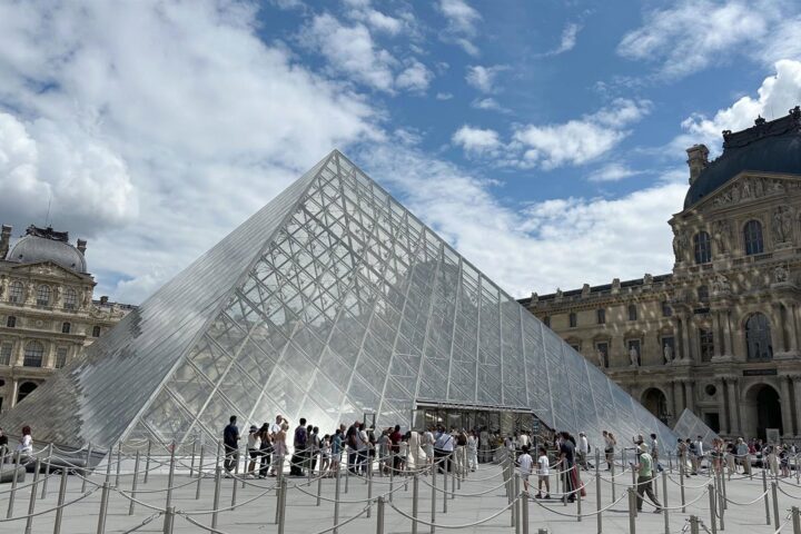 Francia reconoce fallos de seguridad tras el robo de joyas de valor incalculable en el Louvre
