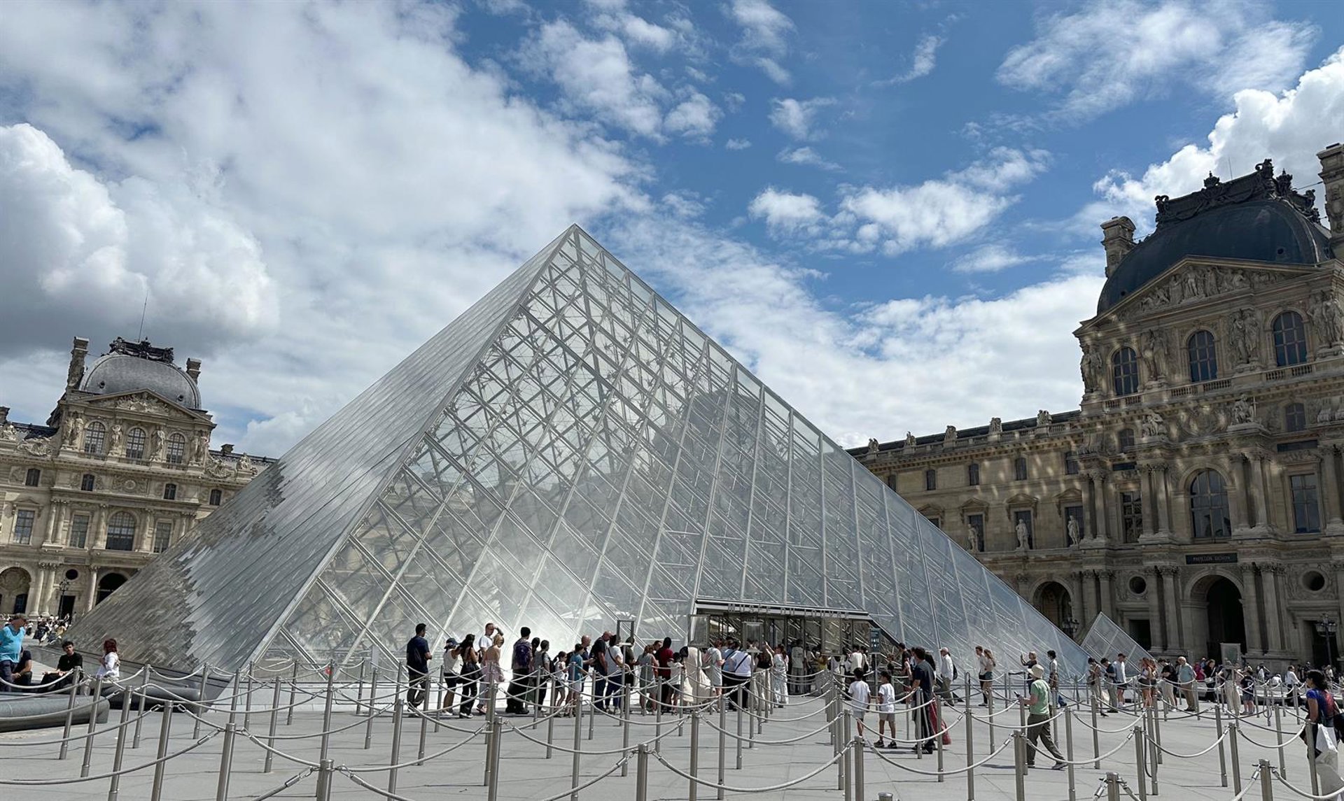 Francia reconoce fallos de seguridad tras el robo de joyas de valor incalculable en el Louvre
