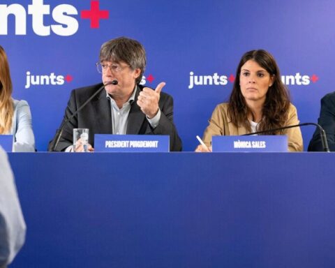El teatro de Puigdemont en Perpignan sobre la ruptura con el PSOE sólo tendrá valor si van a la moción de censura