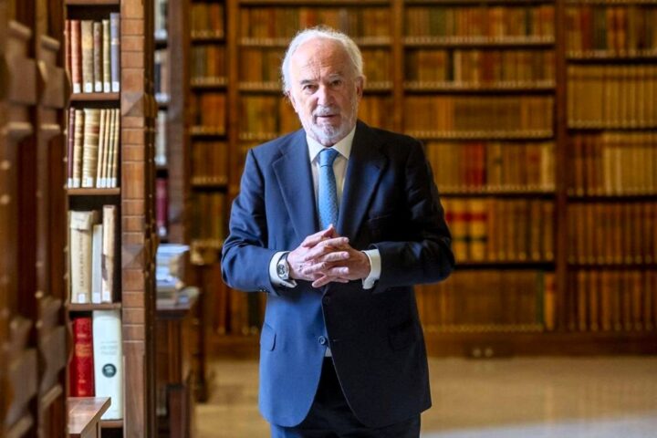 La REA repulsa las críticas de García Montero al director de la institución