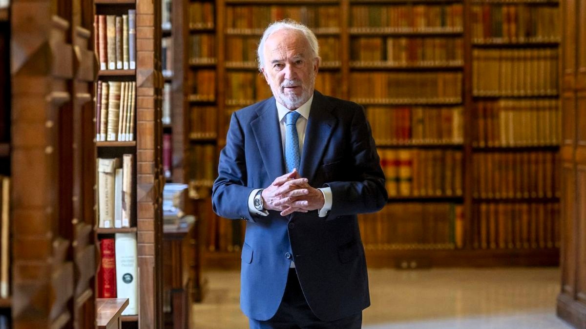 La REA repulsa las críticas de García Montero al director de la institución
