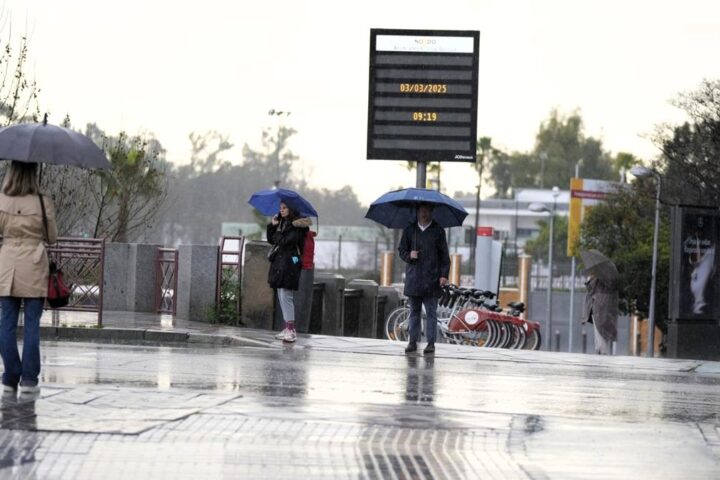 Cambio brusco del tiempo: lluvias, tormentas y oleaje activan los avisos en 10 provincias, con precipitaciones de hasta 60 l/m2