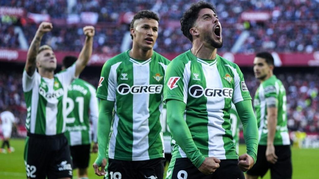 El Betis conquista un tenso y accidentado derbi sevillano y Moleiro rescata el triunfo para el Villarreal