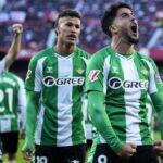 El Betis conquista un tenso y accidentado derbi sevillano y Moleiro rescata el triunfo para el Villarreal