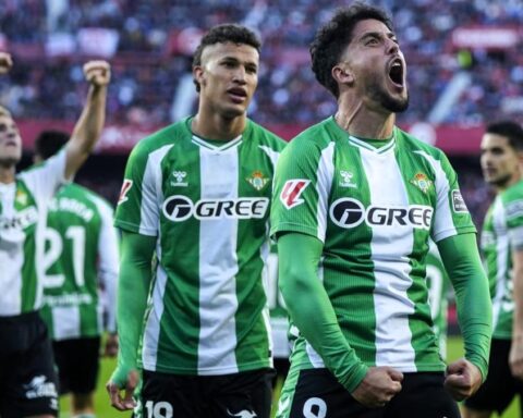 El Betis conquista un tenso y accidentado derbi sevillano y Moleiro rescata el triunfo para el Villarreal