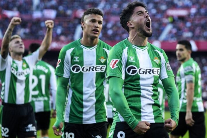 El Betis conquista un tenso y accidentado derbi sevillano y Moleiro rescata el triunfo para el Villarreal