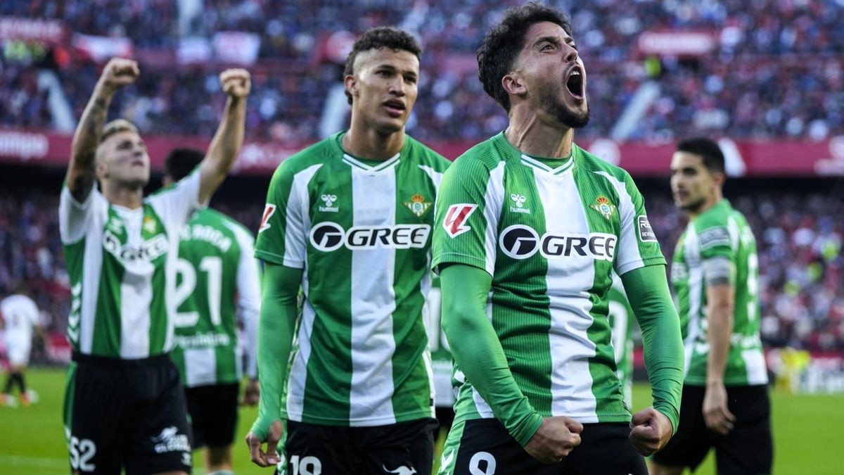 El Betis conquista un tenso y accidentado derbi sevillano y Moleiro rescata el triunfo para el Villarreal