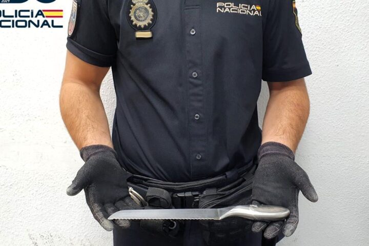 Detenido por retener a una amiga en el baño de su casa y amenazarla con un cuchillo