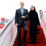 Los Reyes llegan Chengdu en su primera y polémica visita de Estado a China