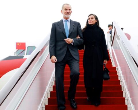 Los Reyes llegan Chengdu en su primera y polémica visita de Estado a China