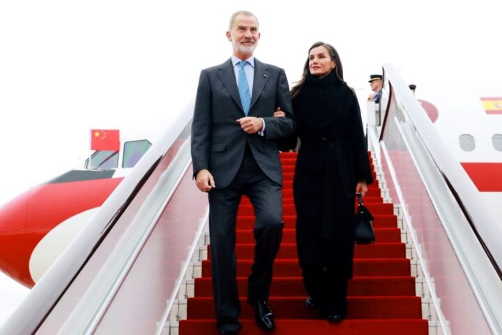 Los Reyes llegan Chengdu en su primera y polémica visita de Estado a China