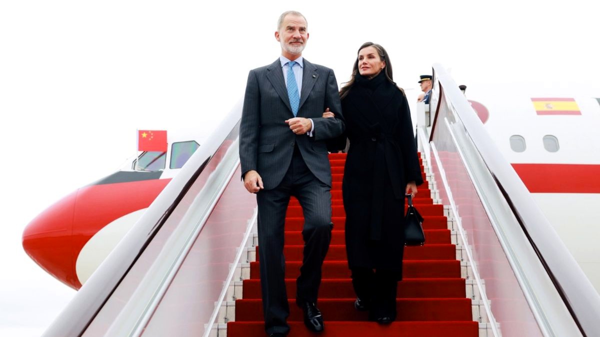Los Reyes llegan Chengdu en su primera y polémica visita de Estado a China