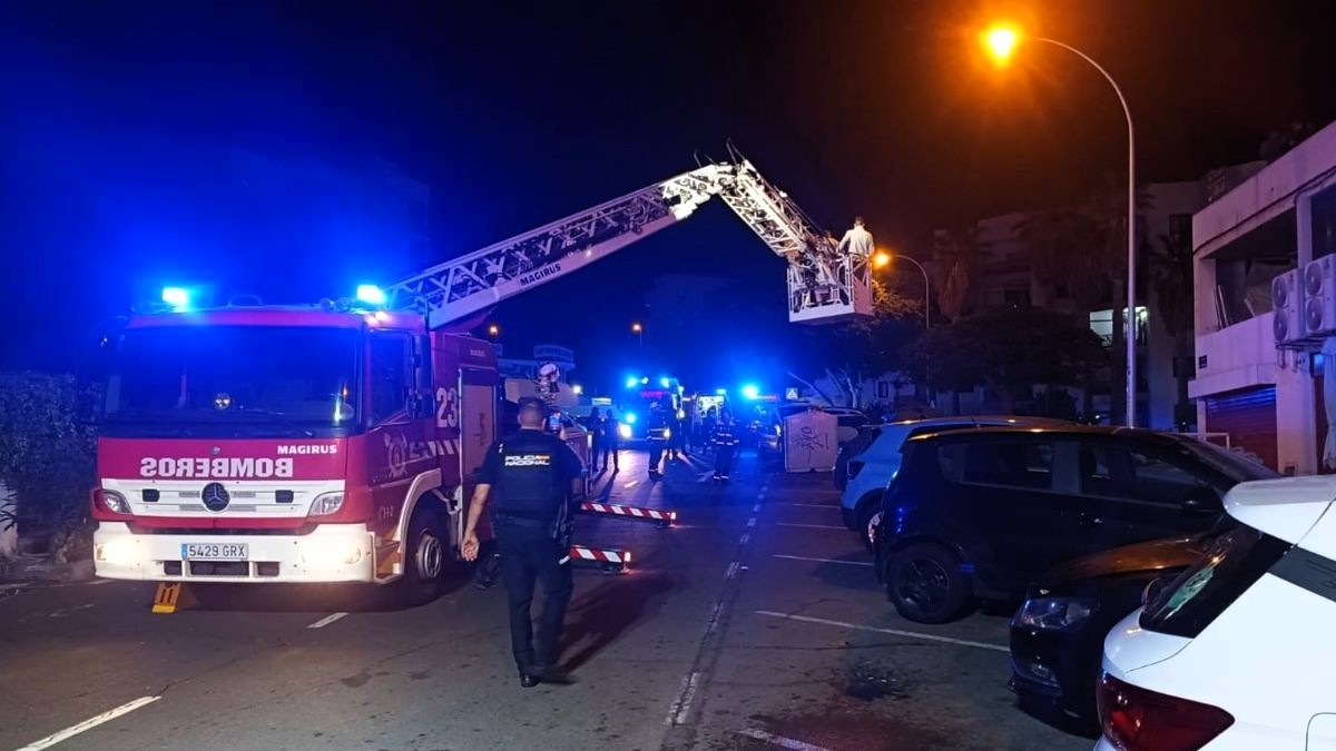 Desalojadas 20 personas, cuatro de ellas heridas, en el incendio de un edificio en Tenerife