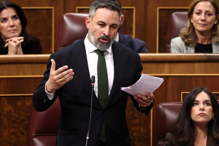 Abascal y Feijóo no abordaron una eventual moción de censura en su conversación de la semana pasada pero él la presentaría "y mil más"