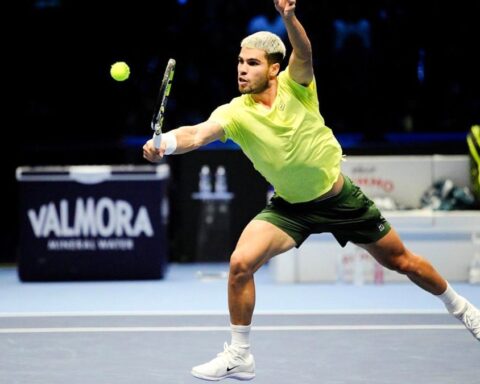 Carlos Alcaraz sucumbe ante el 'Maestro' Sinner en Turín