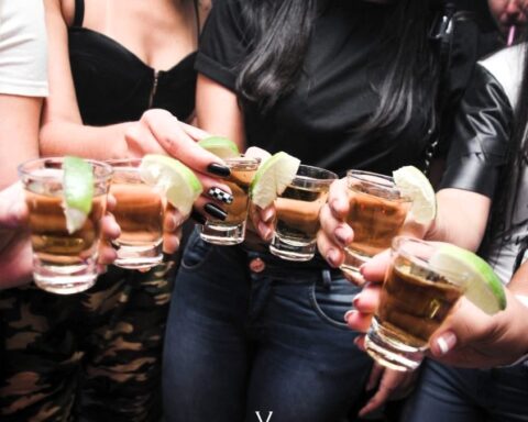 El consumo de alcohol ni es bueno para tener sexo ni para el corazón... y tampoco ayuda entrar en calor