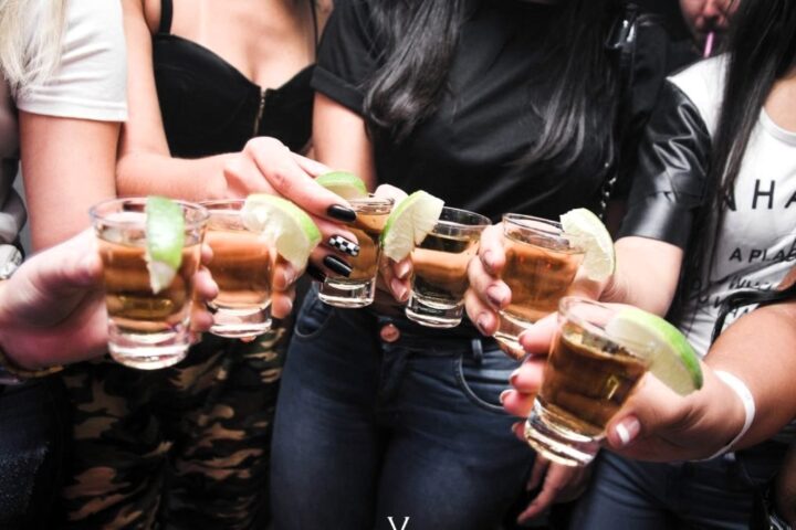 El consumo de alcohol ni es bueno para tener sexo ni para el corazón... y tampoco ayuda entrar en calor