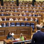 Sánchez y Feijóo se enfrentan hoy de nuevo 'a cara de perro' en el Congreso con las armas de la corrupción y la sanidad