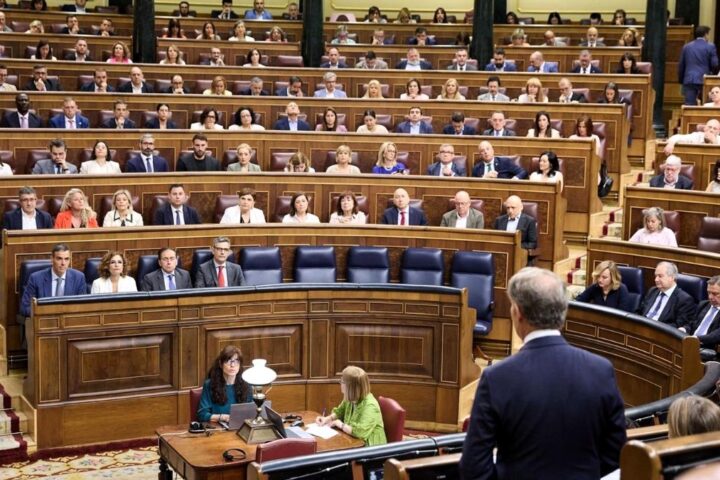 Sánchez y Feijóo se enfrentan hoy de nuevo 'a cara de perro' en el Congreso con las armas de la corrupción y la sanidad