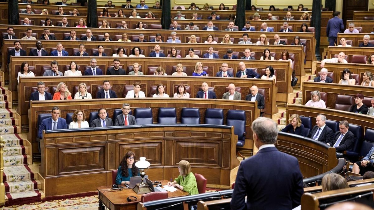 Sánchez y Feijóo se enfrentan hoy de nuevo 'a cara de perro' en el Congreso con las armas de la corrupción y la sanidad