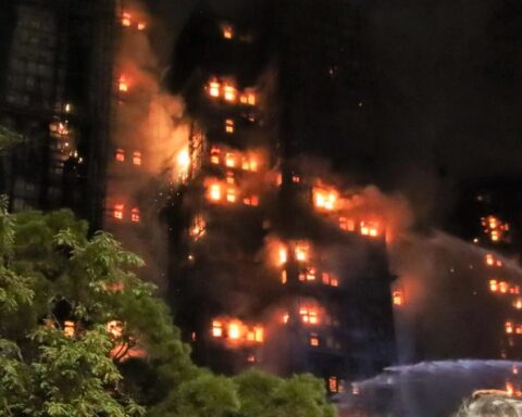 Ascienden a 44, incluidos siete bomberos, los muertos en el incendio de varios rascacielos en Hong Kong