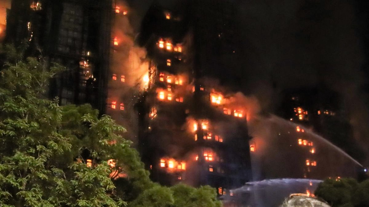 Ascienden a 44, incluidos siete bomberos, los muertos en el incendio de varios rascacielos en Hong Kong