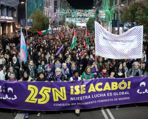 Una marea morada llena hoy las calles de España con más de 40 manifestaciones contra la violencia machista