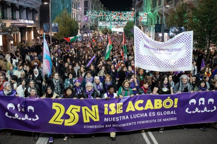 Una marea morada llena hoy las calles de España con más de 40 manifestaciones contra la violencia machista