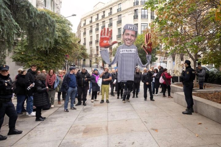 Familiares de víctimas de la dana se concentran ante al Congreso al grito de "Mazón asesino" y "PP criminal"