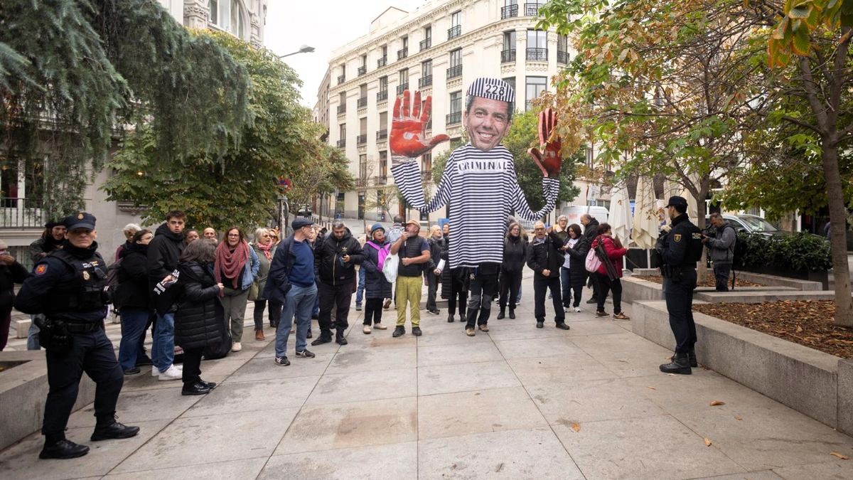 Familiares de víctimas de la dana se concentran ante al Congreso al grito de "Mazón asesino" y "PP criminal"