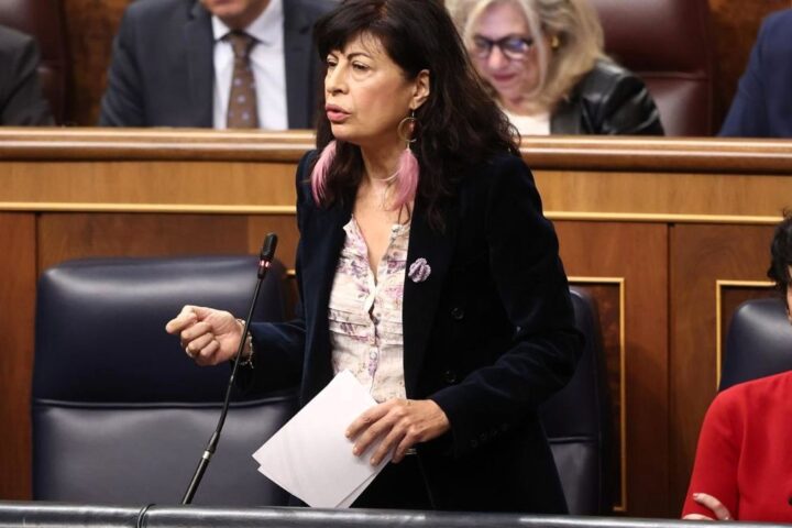 El PP corea a la ministra Redondo en el Congreso: "Cuidado que tiene a un putero al lado"