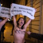 Detenido por tocar los pechos de una activista de Femen que protestaba contra una misa por Franco