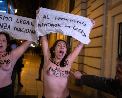 Detenido por tocar los pechos de una activista de Femen que protestaba contra una misa por Franco