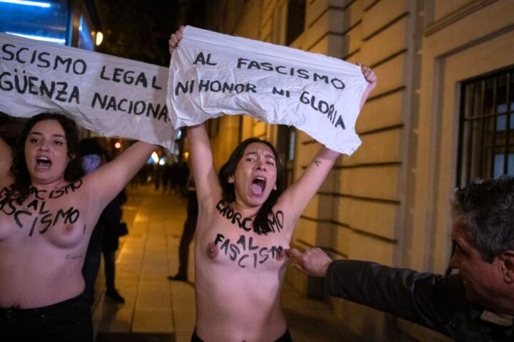 Detenido por tocar los pechos de una activista de Femen que protestaba contra una misa por Franco